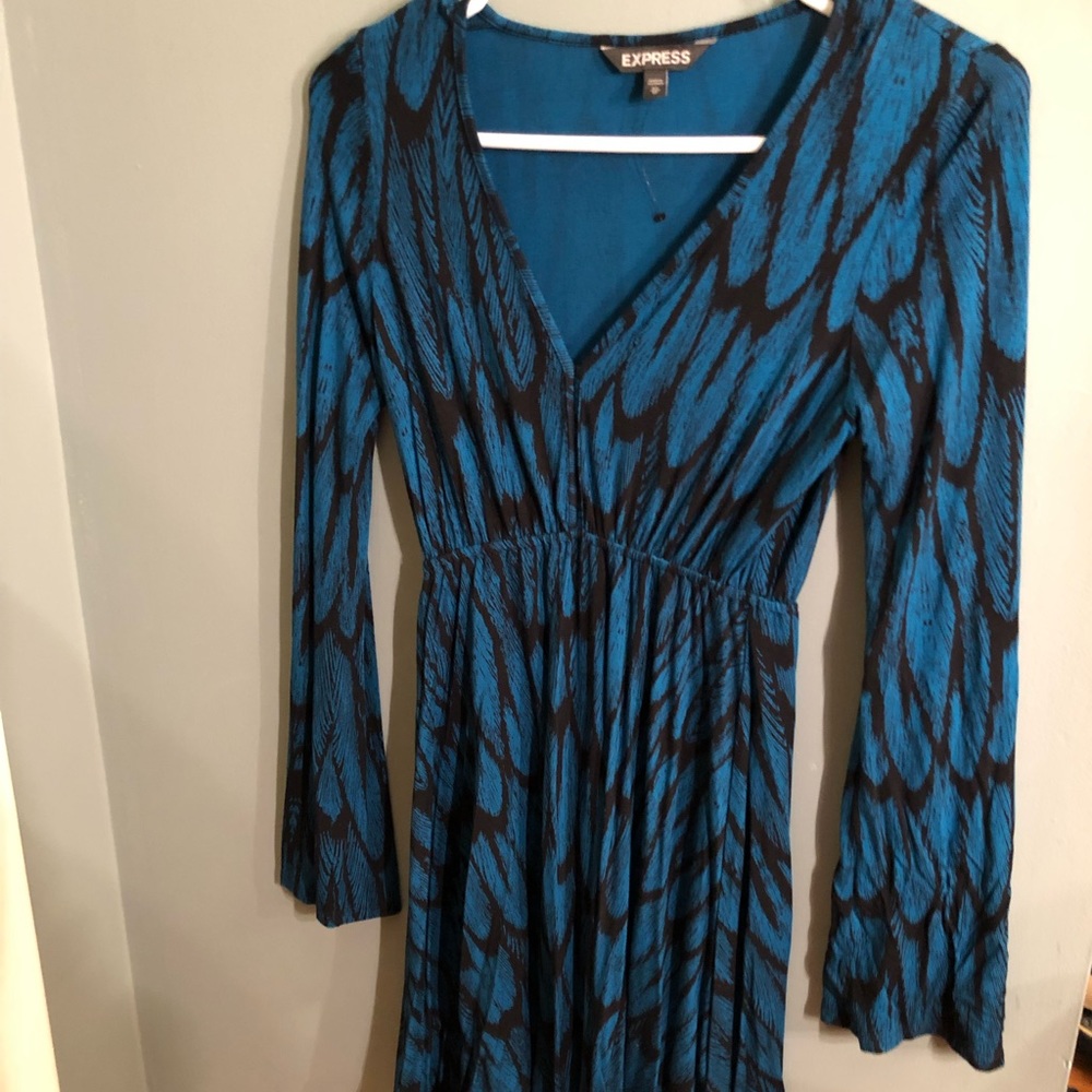 Cute bell-sleeve dress with feather pattern